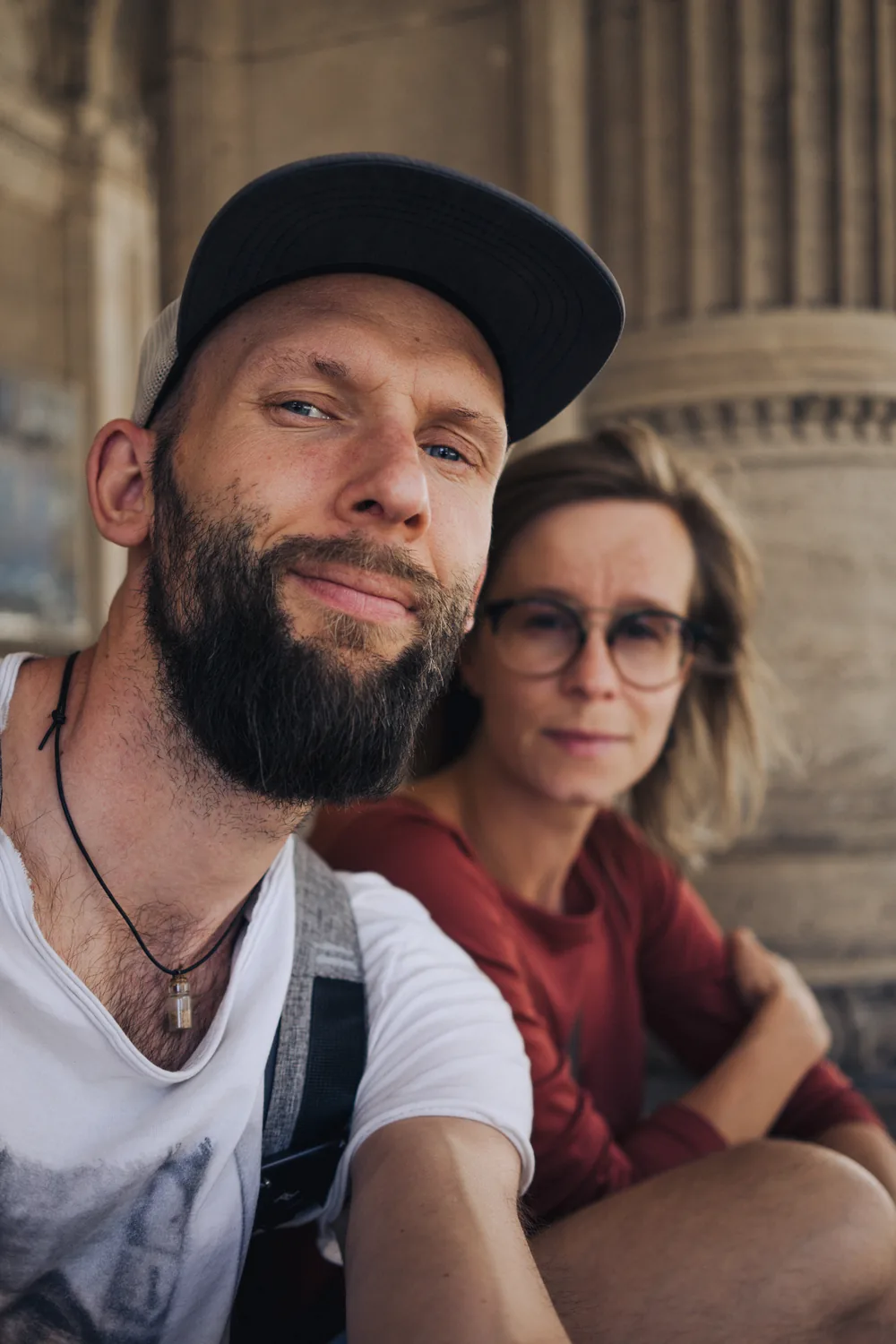 Priit und Karolin Pärna sitzen auf einer Steintreppe in Wien